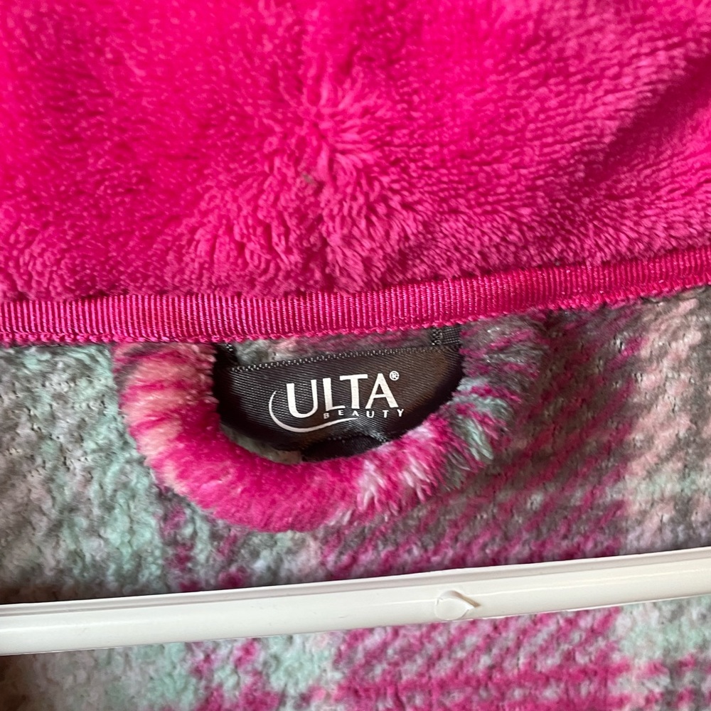 Limited Edition Ulta Robe - Picture 3 of 3